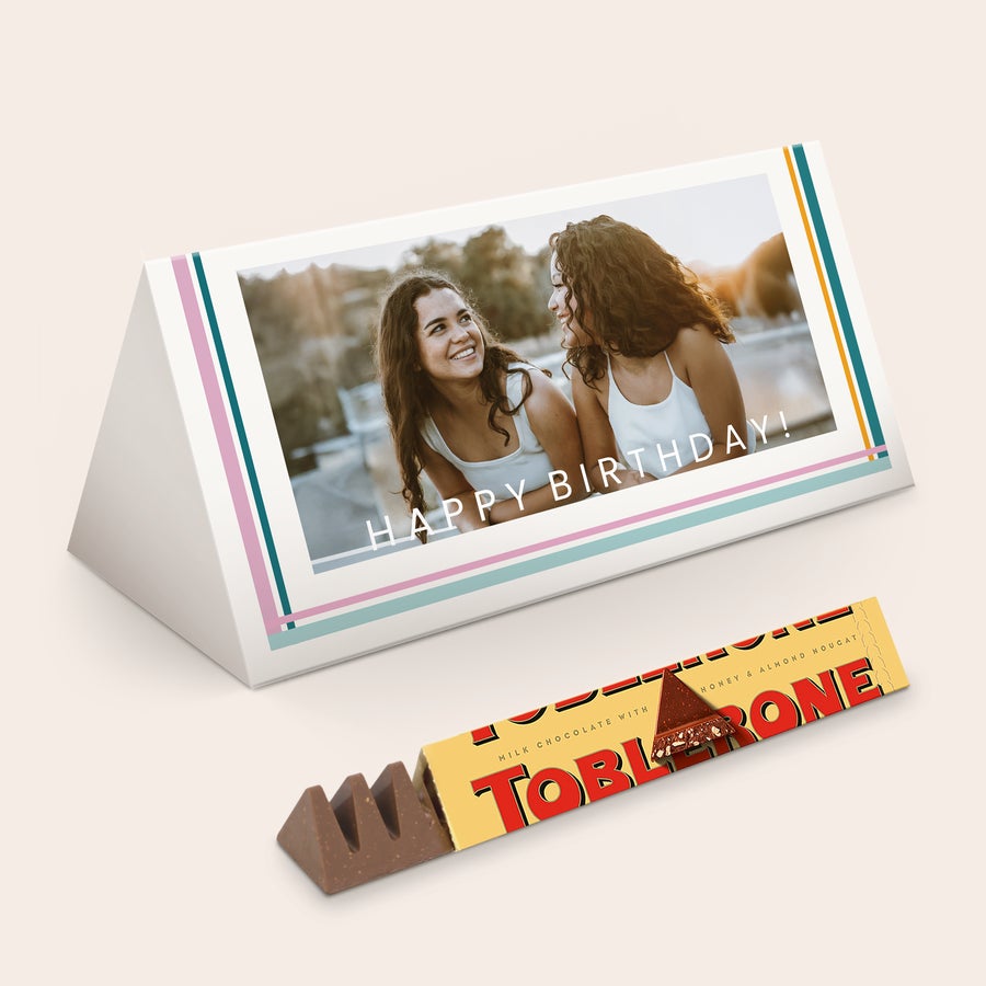 Toblerone-suklaa nimellä XL Toblerone Selection -suklaapatukka omalla tekstillä ja kuvalla, kuvassa teksti Happy Birthday