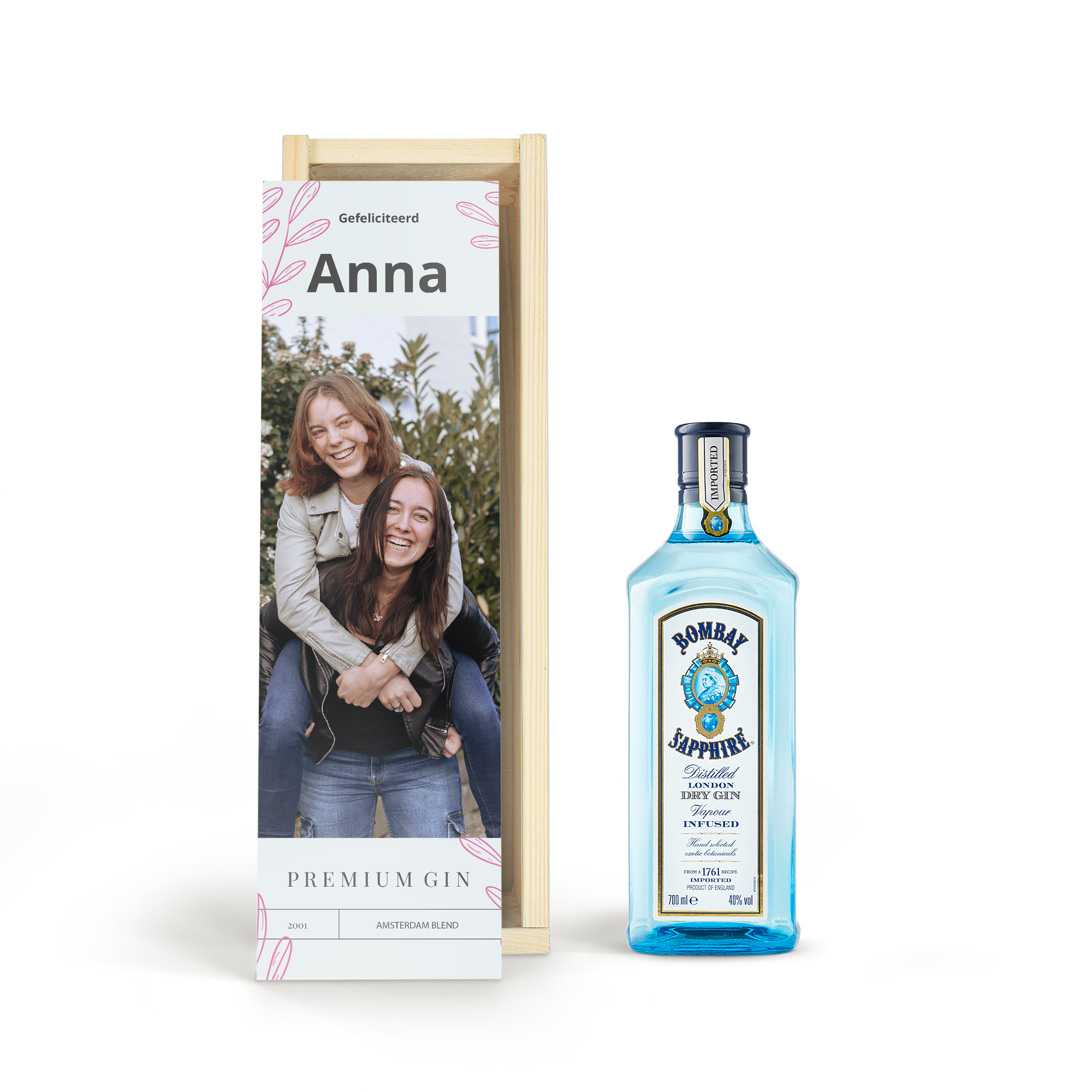 Fles Bombay Sapphire gin in houten kist met foto en de naam Anna, bedrukt.