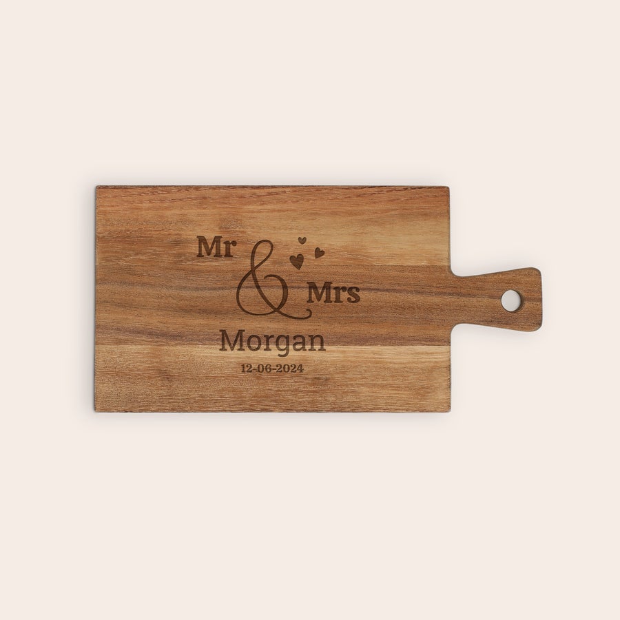 Platou din lemn gravat Platou din lemn personalizat cu numele Mr & Mrs Morgan și data 12-06-2024, gravat cu laser.