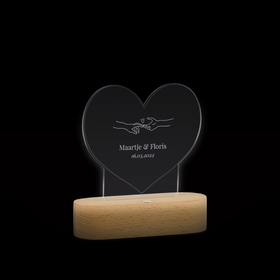 Lamp met naam Hartvormige lamp met gegraveerde namen Maartje & Floris en datum 16.05.2022. Laat jouw dierbaren shinen met een stijlvolle lamp met gravure.
