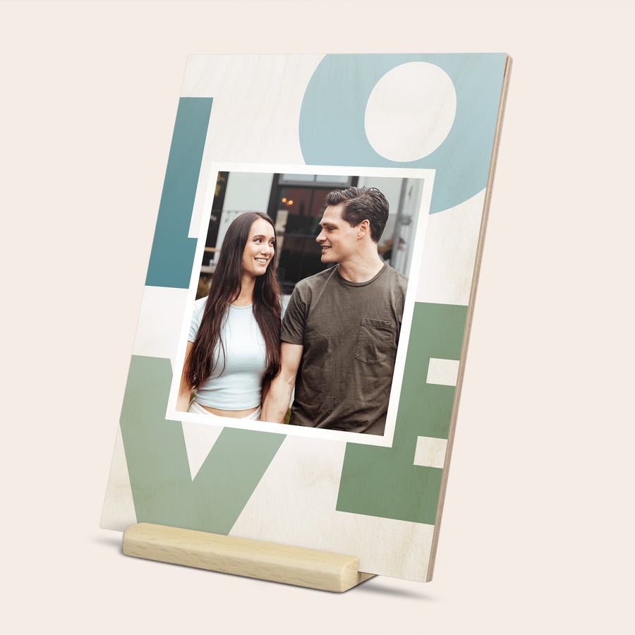 Cartão de madeira personalizado Cartão de madeira personalizado com foto impressa de um casal, perfeito para surpreender.