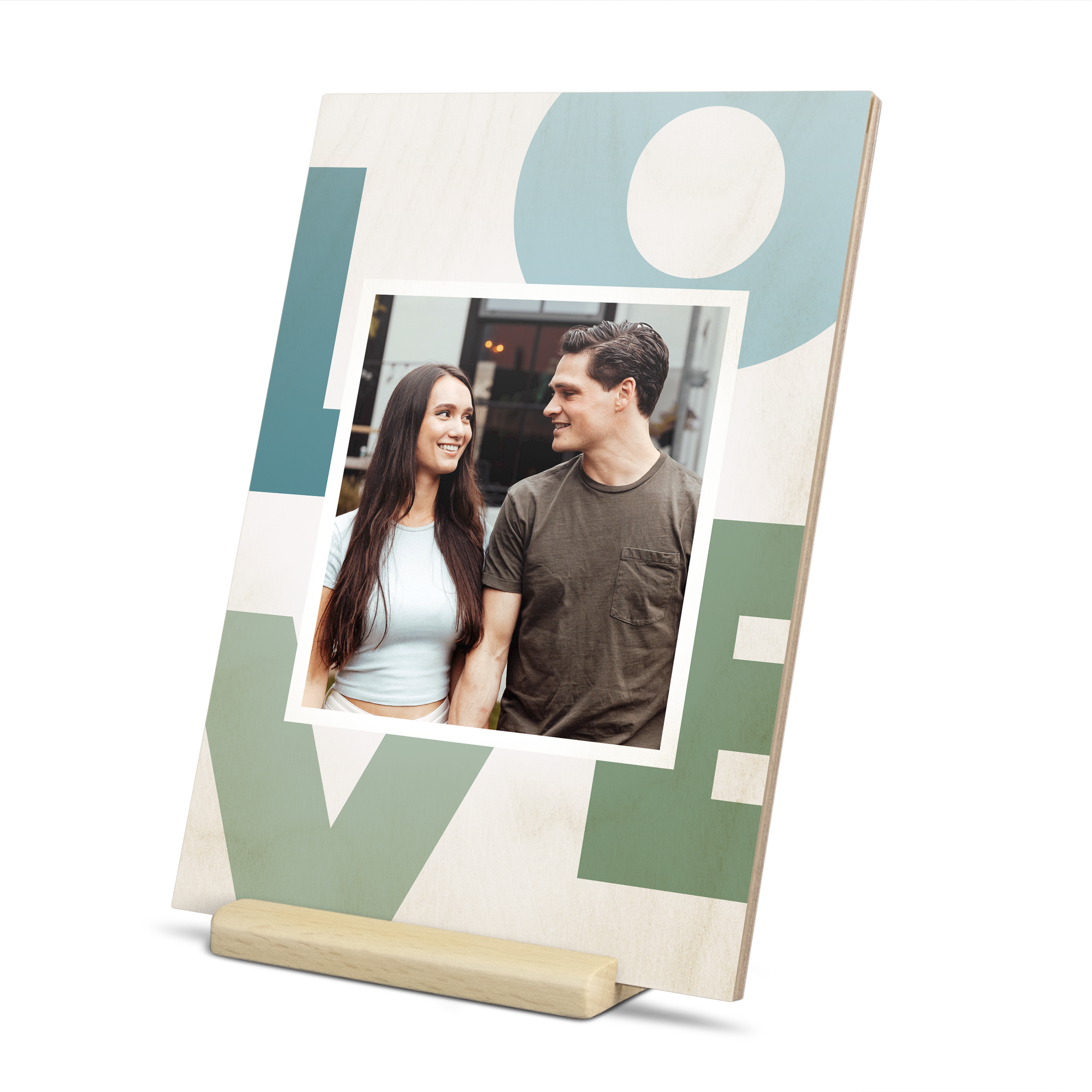 Bedrukte houten kaart met foto van koppel en LOVE-design, gepersonaliseerd met eigen foto.