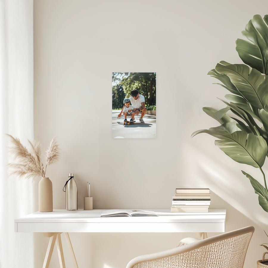 Natisni fotografije plakatov Tiskan plakat s fotografijo očeta in otroka na skateboardu, prilagodljiv s poljubno fotografijo.
