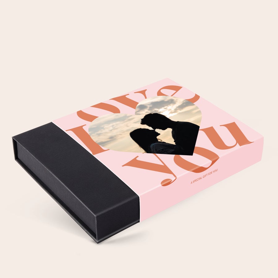 Luxe bonbons Giftbox Luxe bonbon giftbox bedrukken (36 stuks) met persoonlijke foto in hartvorm en tekst 'Love You' op lichtroze wikkel.