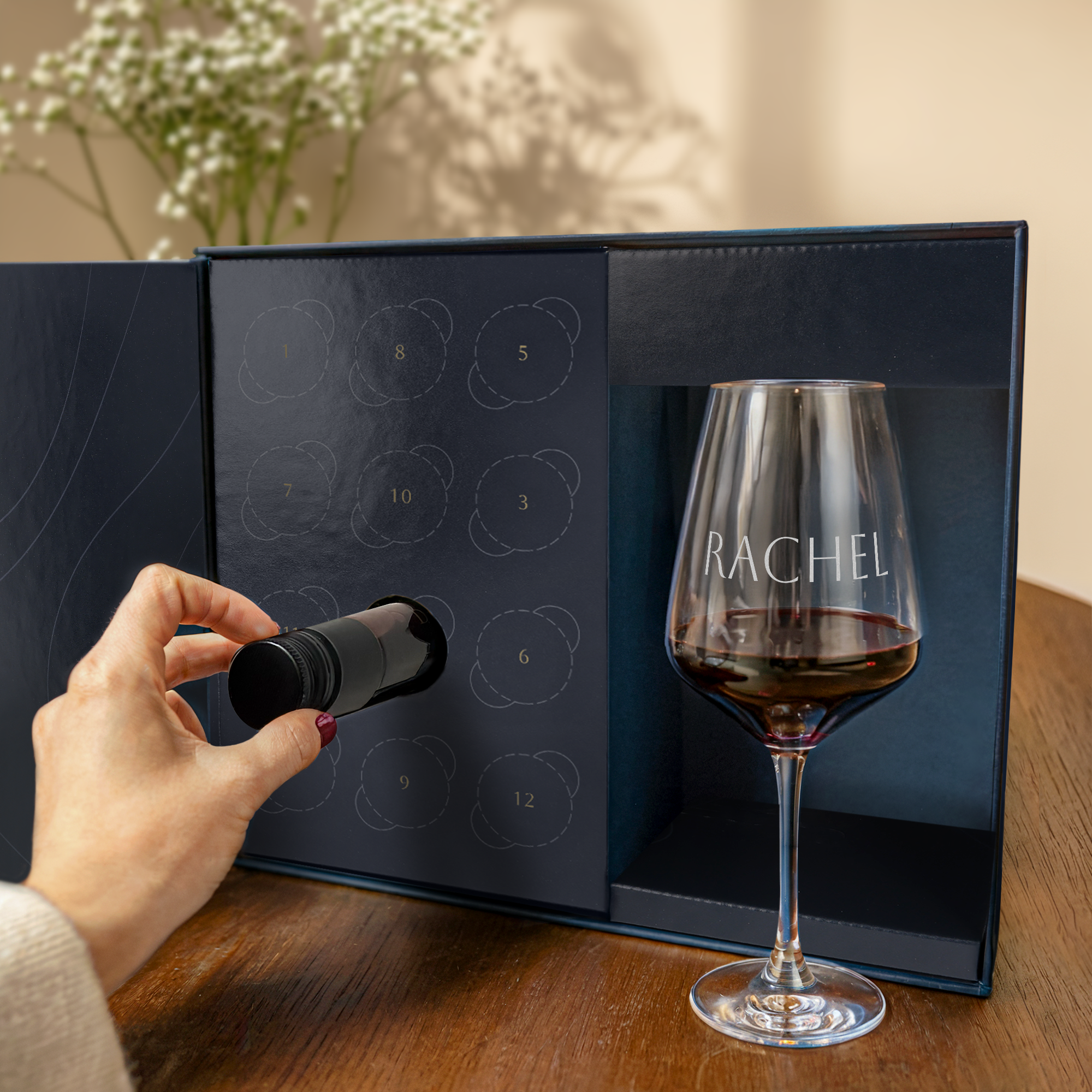 Calendário de contagem decrescente de vinho - com um copo gravado