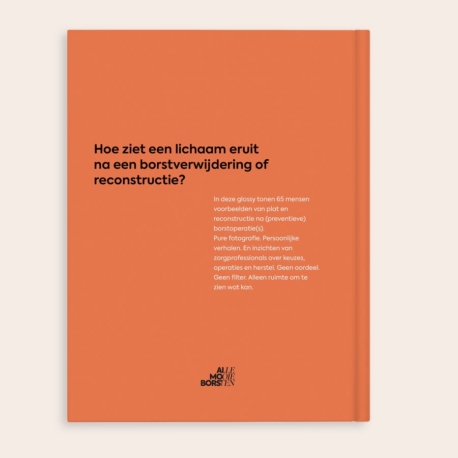 Glossy - Alle Mooie Borsten Oranje Alle Mooie Borsten glossy met tekst 'Hoe ziet een lichaam eruit na een borstverwijdering of reconstructie?' gedrukt op de voorkant.