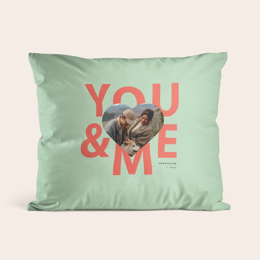 Kissen mit Foto Personalisiertes Kissen in Mintgrün mit Aufdruck "YOU & ME", einem Foto von einem Paar und Hund in Herzform