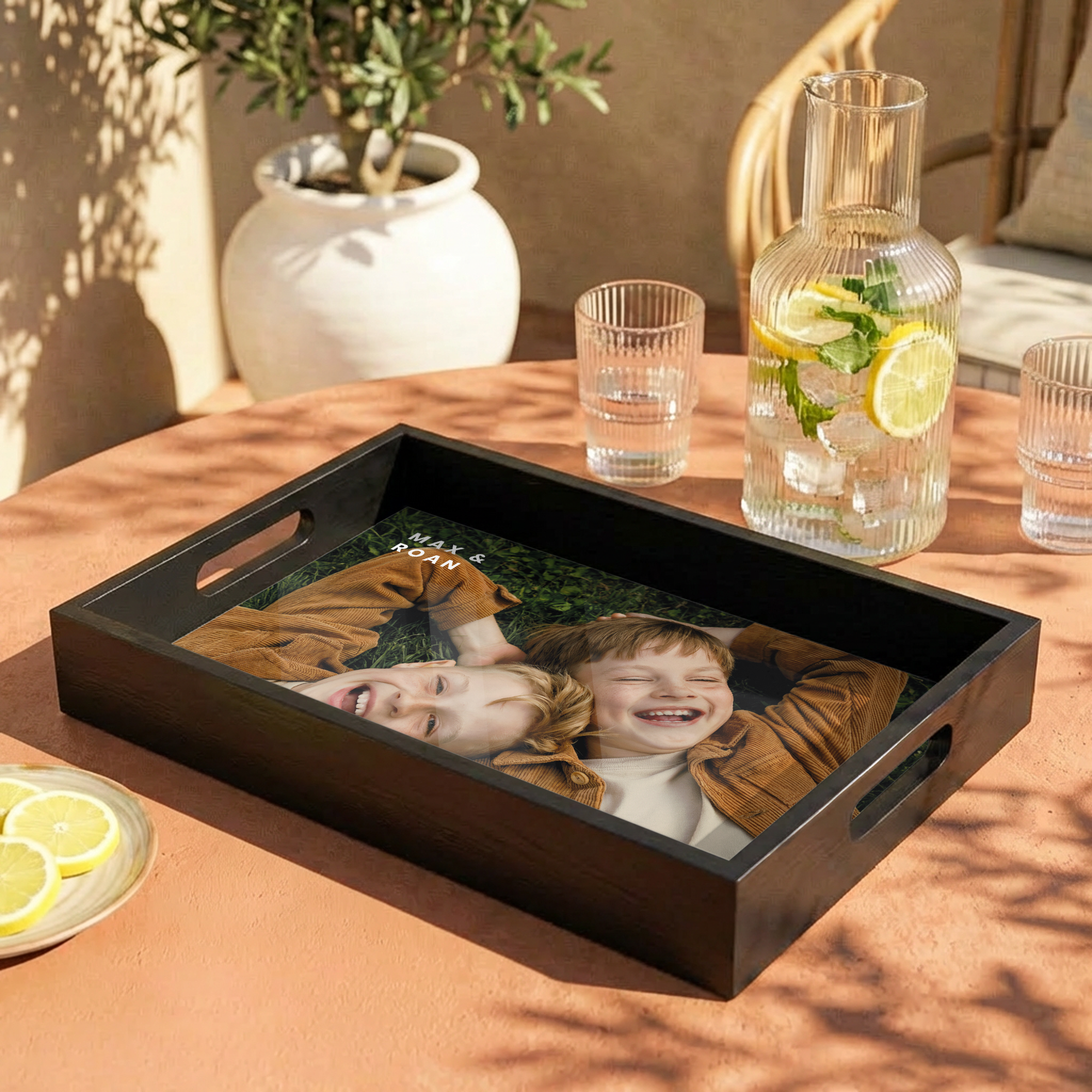 Plateau de service personnalisé - Droit - Noir - 23.5 x 37 cm avec la photo imprimée de deux enfants riant, Max & Roan