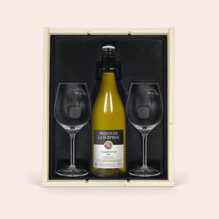 Wino personalizowane Maison de la Surprise Chardonnay Zestaw podarunkowy Luc Pirlet Chardonnay z lampkami w personalizowanej drewnianej skrzynce z grawerem