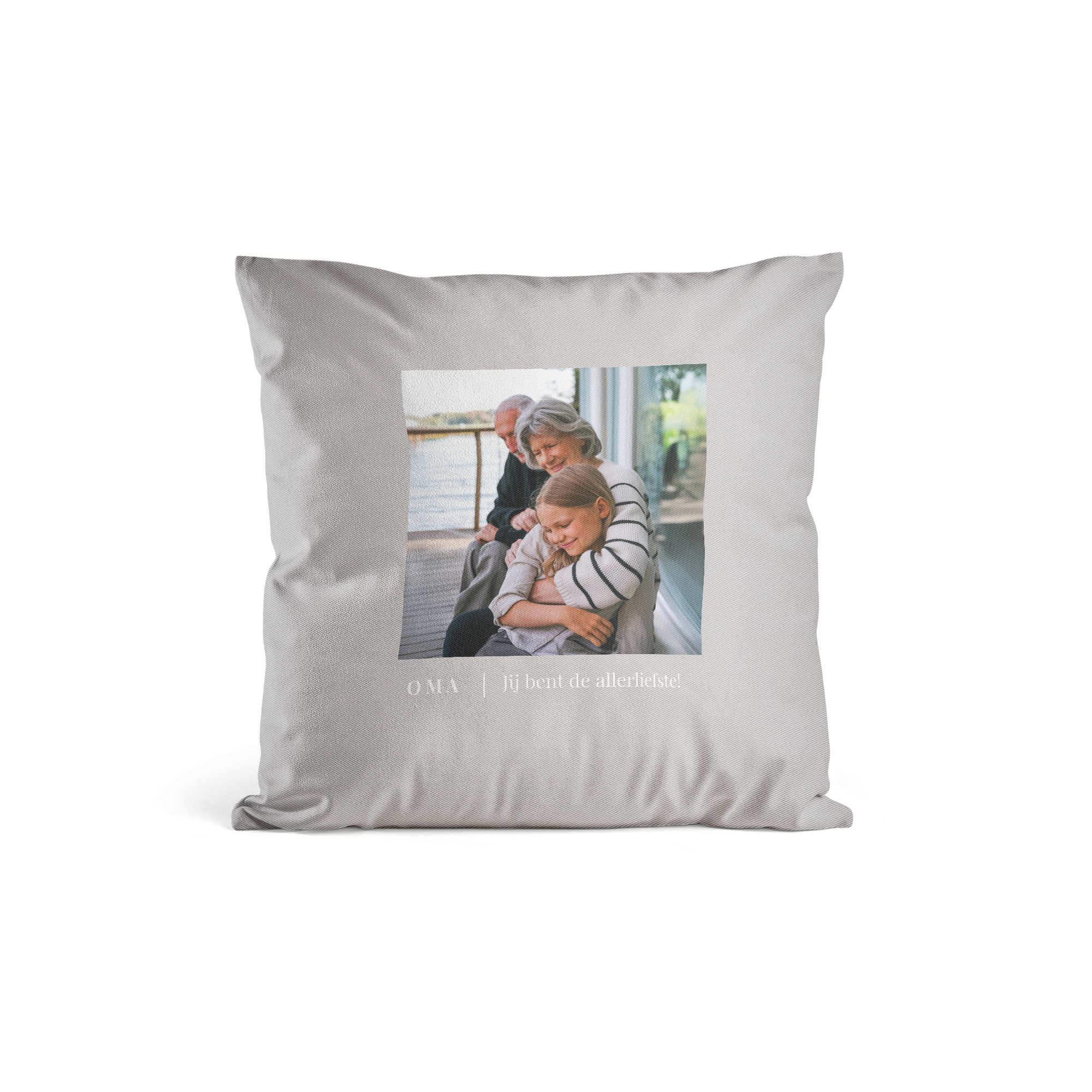 Wit bedrukt kussensloop met foto van oma en kleinkind en tekst Oma jij bent de allerliefste