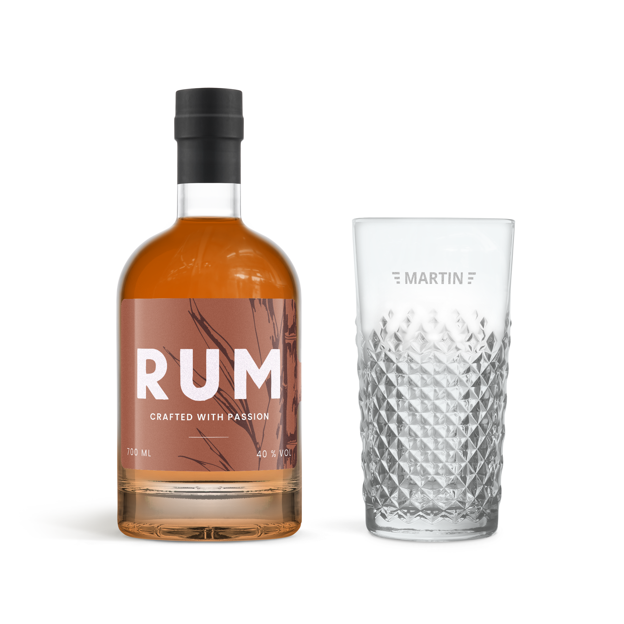 Bouteille de rhum brun et verre gravé "Martin", le meilleur cadeau.