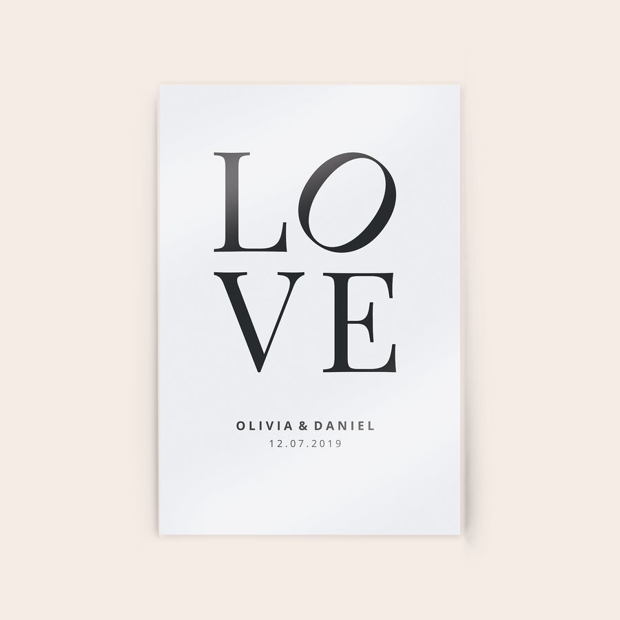 Foto em acrílico Foto em acrílico personalizada com a palavra LOVE, nomes Olivia e Daniel, e data 12.07.2019, impressa em acrílico transparente
