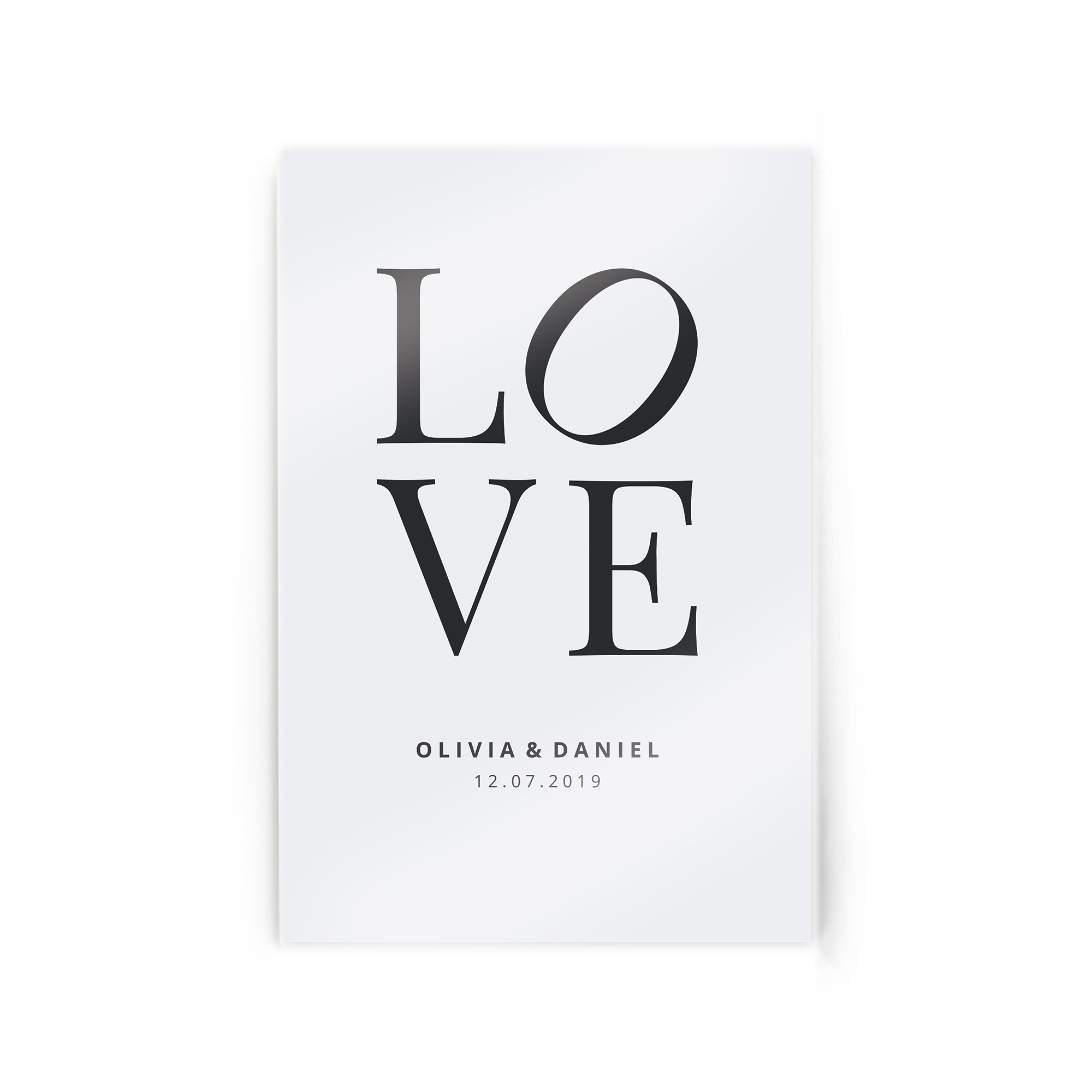 Foto en acrílico impresa con la palabra LOVE, y los nombres Olivia y Daniel con la fecha 12.07.2019.