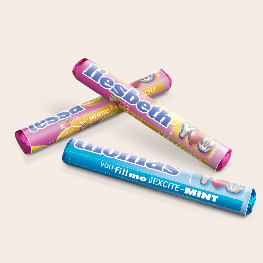 Mentos Giftbox Drie gepersonaliseerde Mentos rolletjes, twee roze en een blauwe, bedrukt met namen en complimenten.