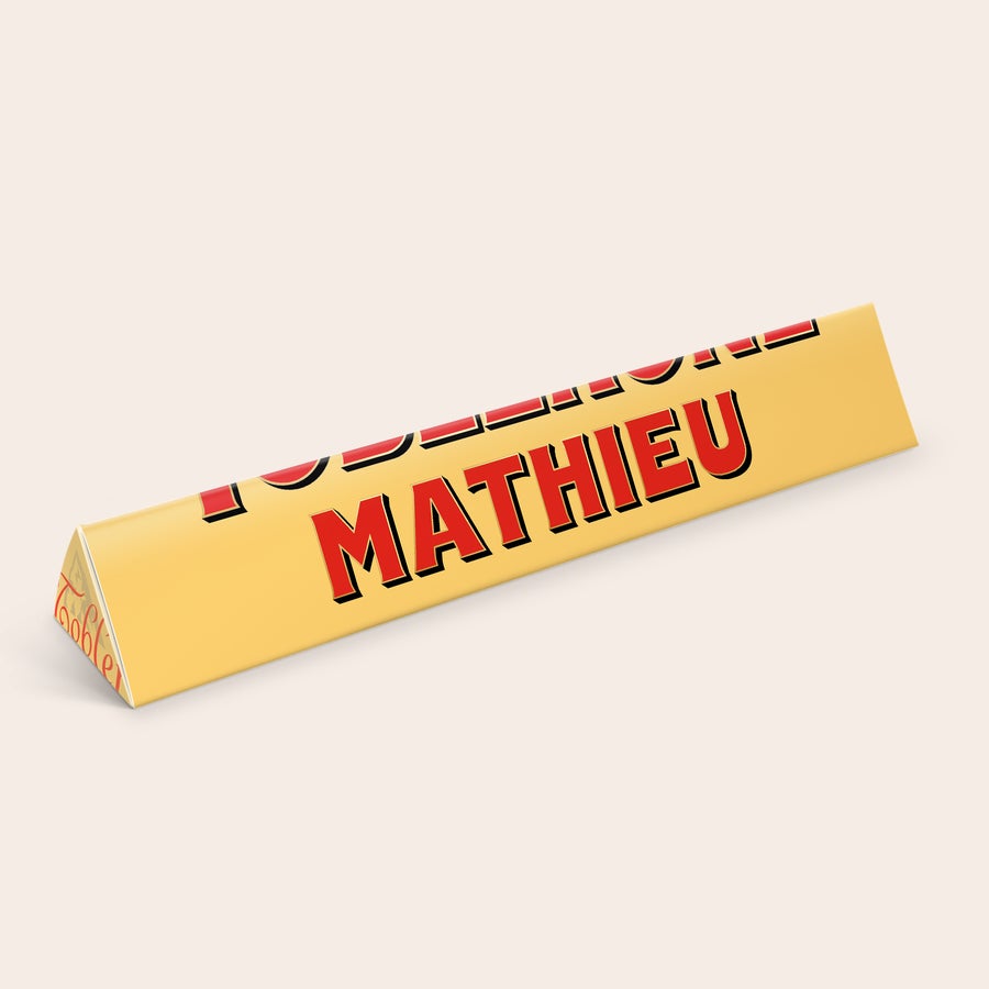 Toblerone personnalisé Toblerone personnalisé avec prénom MATHIEU imprimé sur l'emballage, offrant une personnalisation unique