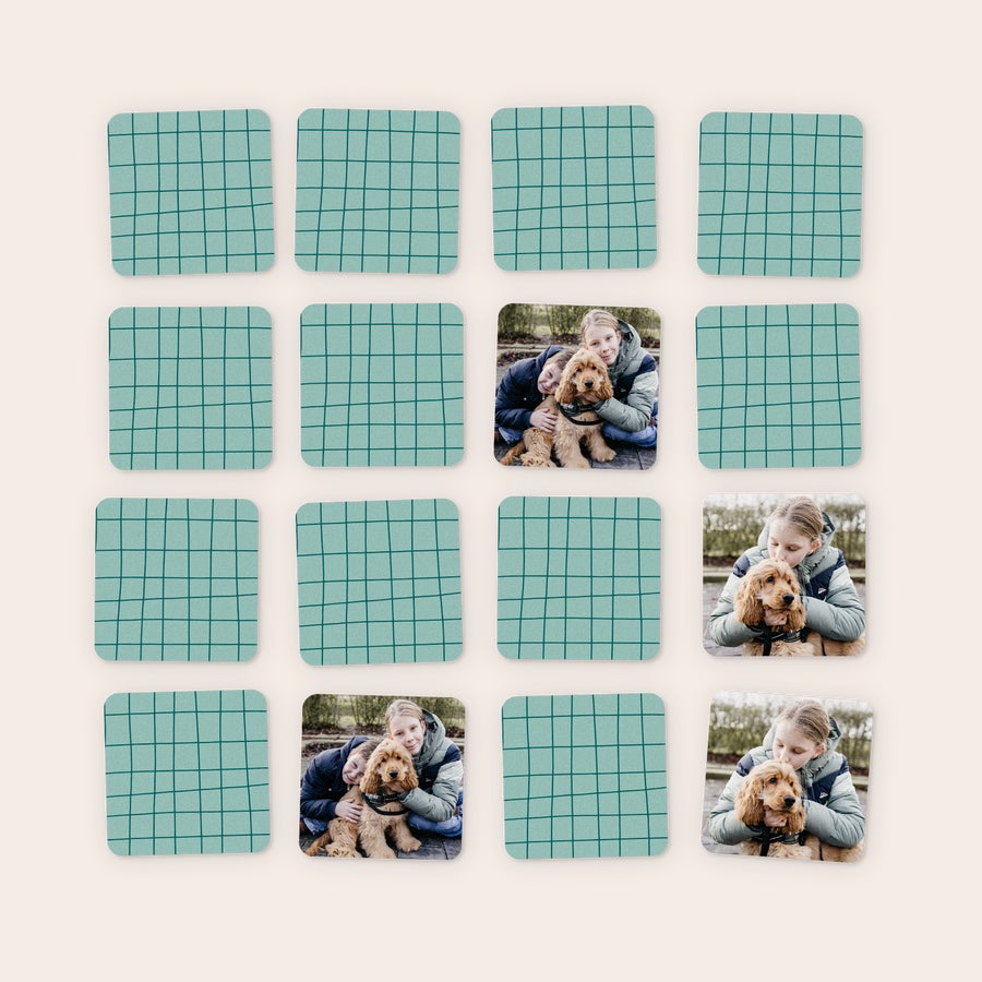 Juego de memoria de fotos - 15x2 Juego de memoria personalizado con foto de dos niños abrazando un perro cocker spaniel.