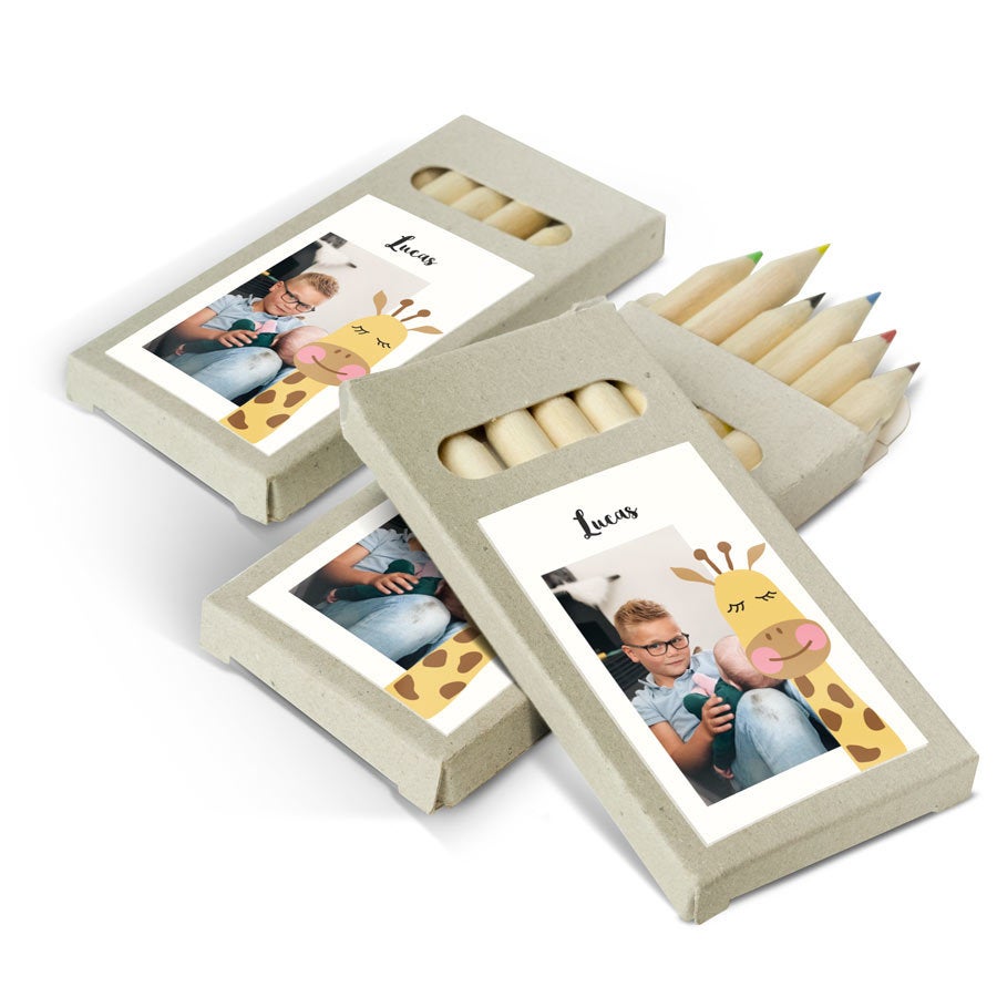 Caixa de lápis de cor personalizada com foto e nome Lucas, ideal para presentear convidados