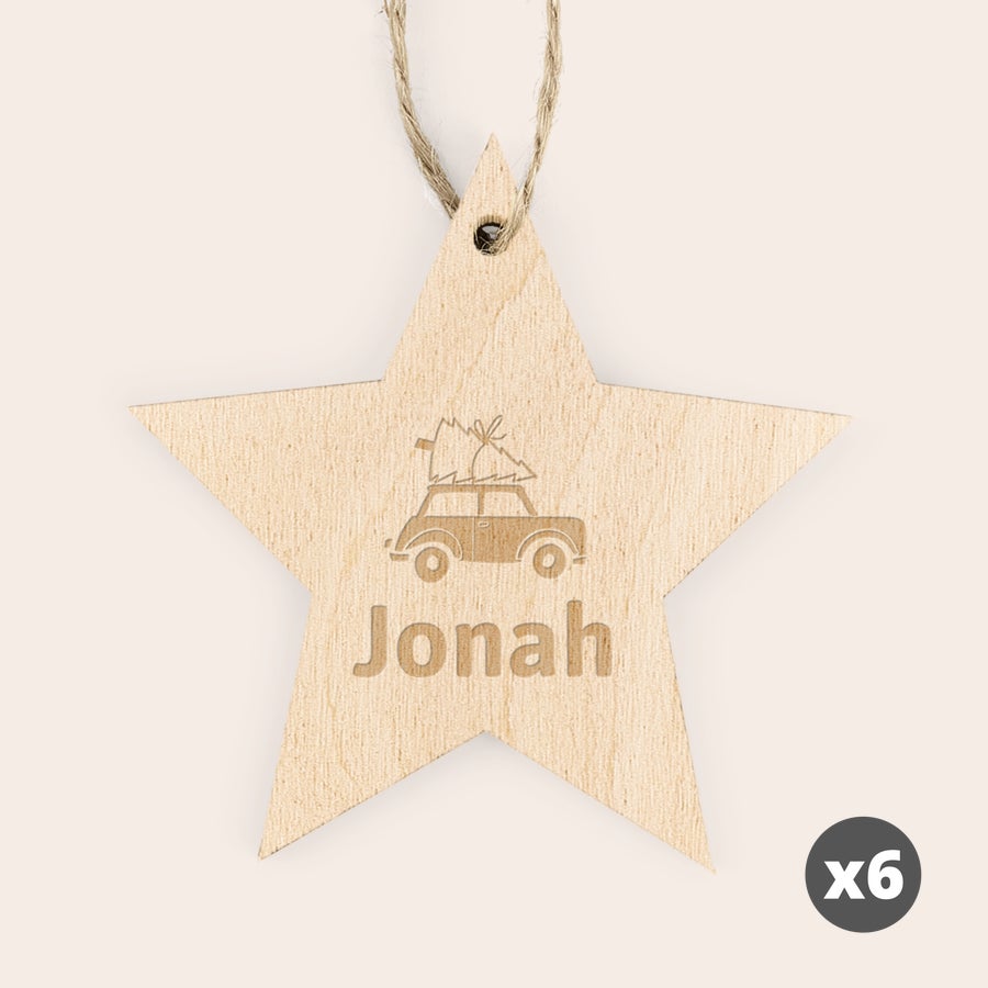 Houten kersthanger met naam Houten stervormige kersthanger met gegraveerde naam 'Jonah' en auto met kerstboom design, set van 6