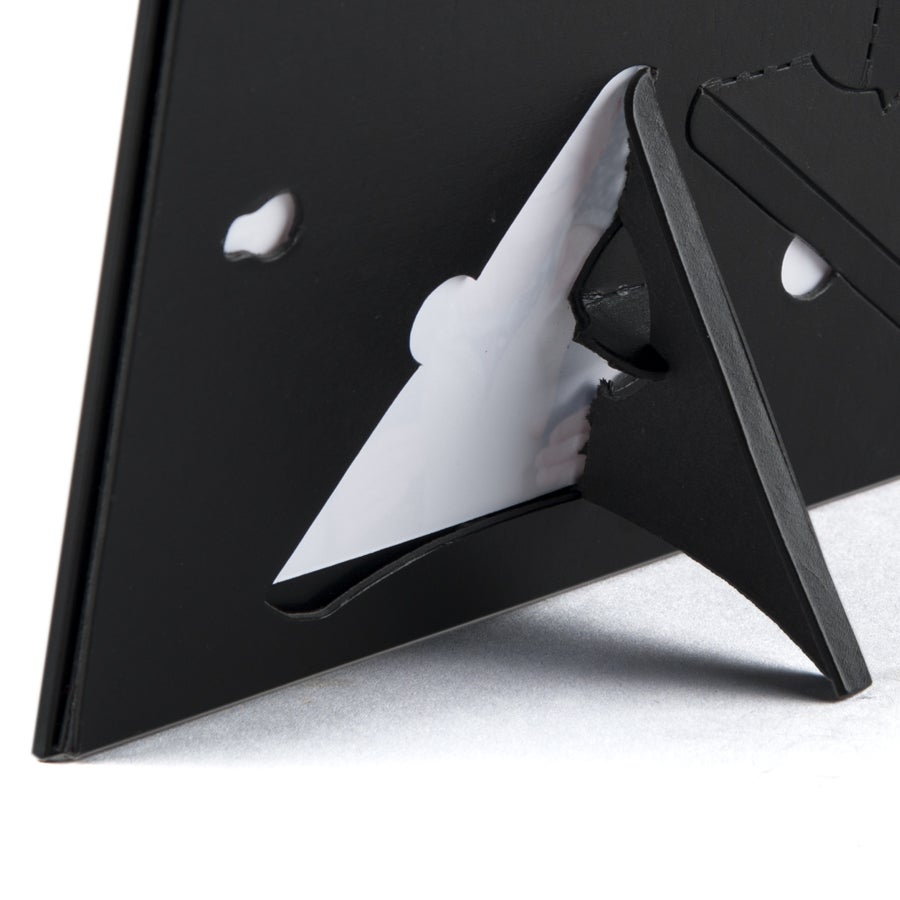 Parte trasera de un marco de fotos de vidrio personalizado con un soporte negro, ideal para revivir los mejores momentos.