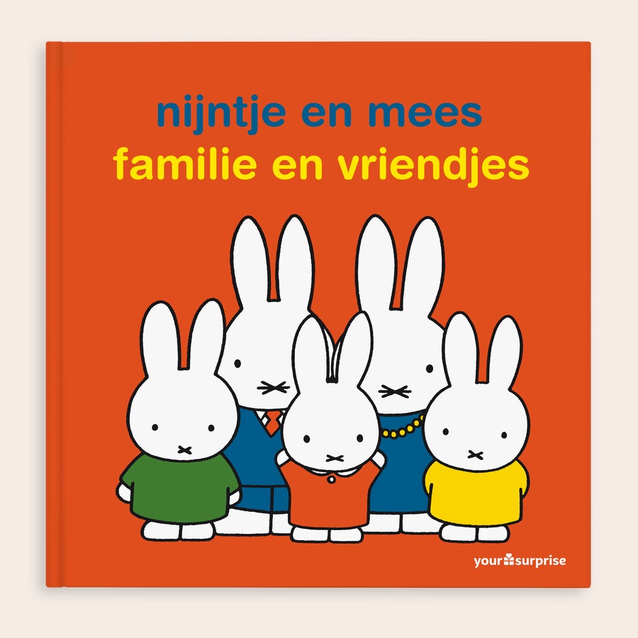 nijntje fotoboek met naam - familie en vriendjes Een oranje gepersonaliseerd nijntje boek met de tekst Nijntje en Mees familie en vriendjes met vijf Nijntje-figuren.
