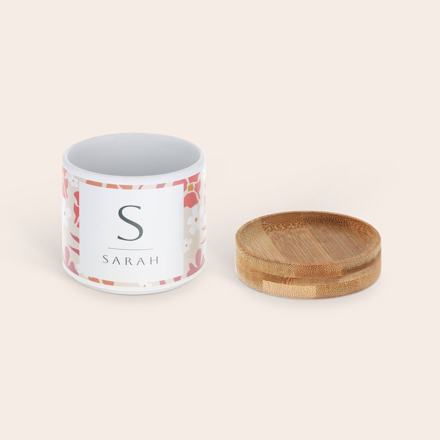 Maceta personalizada Maceta de cerámica personalizada impresa con flores y el nombre Sarah. Regálales vegetación con un toque personal.