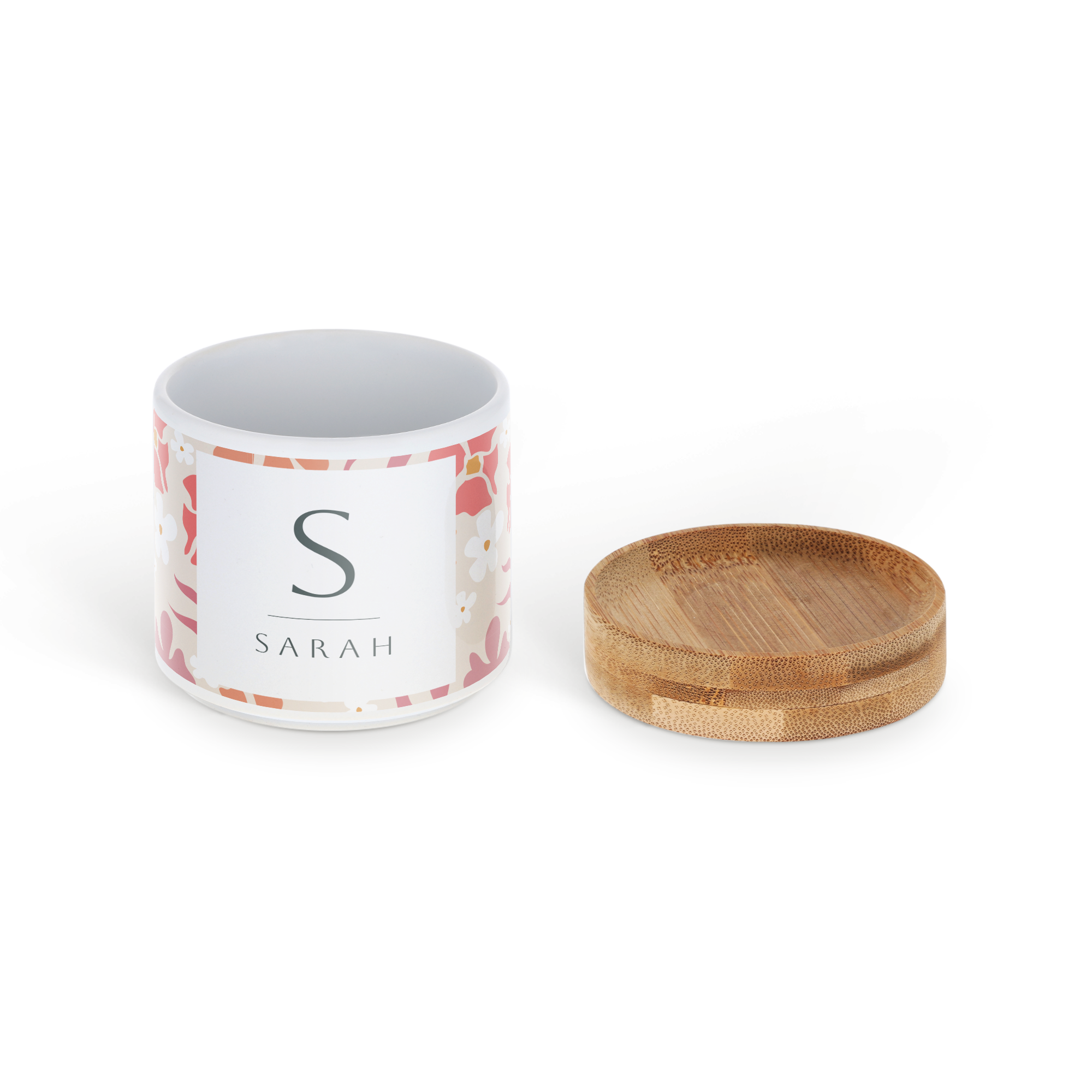 Pot de fleurs personnalisé imprimé avec motif floral prénom Sarah et soucoupe en bambou pour une touche de verdure