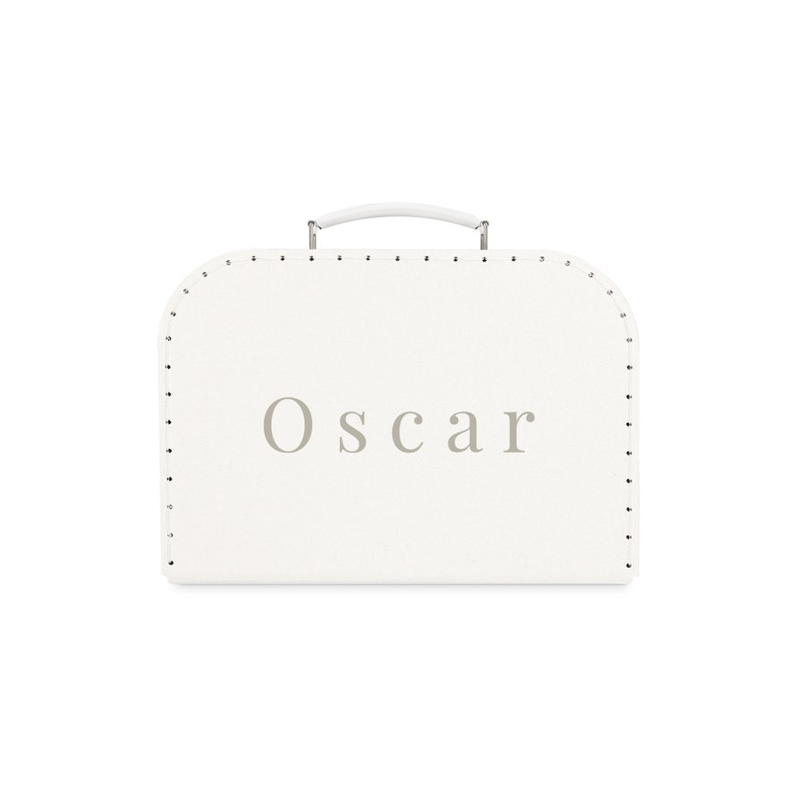 Børnekuffert med print Hvid legetøjskuffert med navnet Oscar trykt i grå, en rejsekammerat der er helt unik for dem