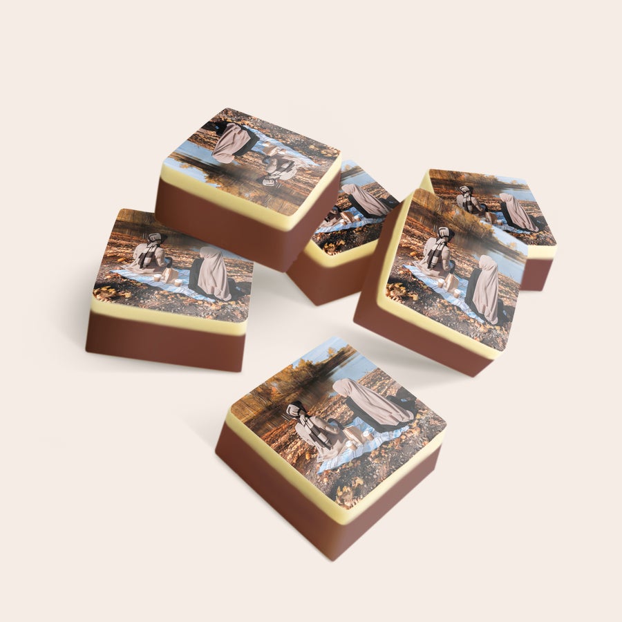 Chokolade med billede - Firkantet En lækker overraskelse med personaliserede chokolader, trykt med et billede af to venner ved en sø.