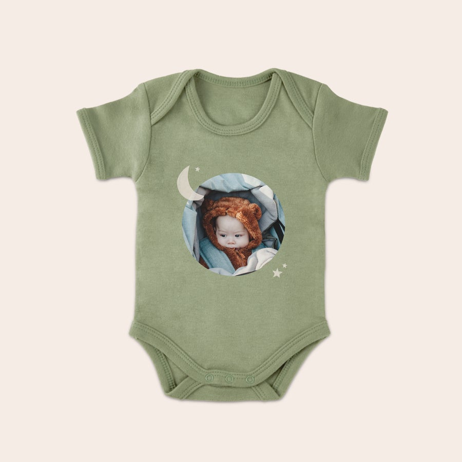 Body med eget tryck Grön personlig babybody med eget tryck, tryckt foto av bebis i björnmössa, omgiven av måne och stjärnor.