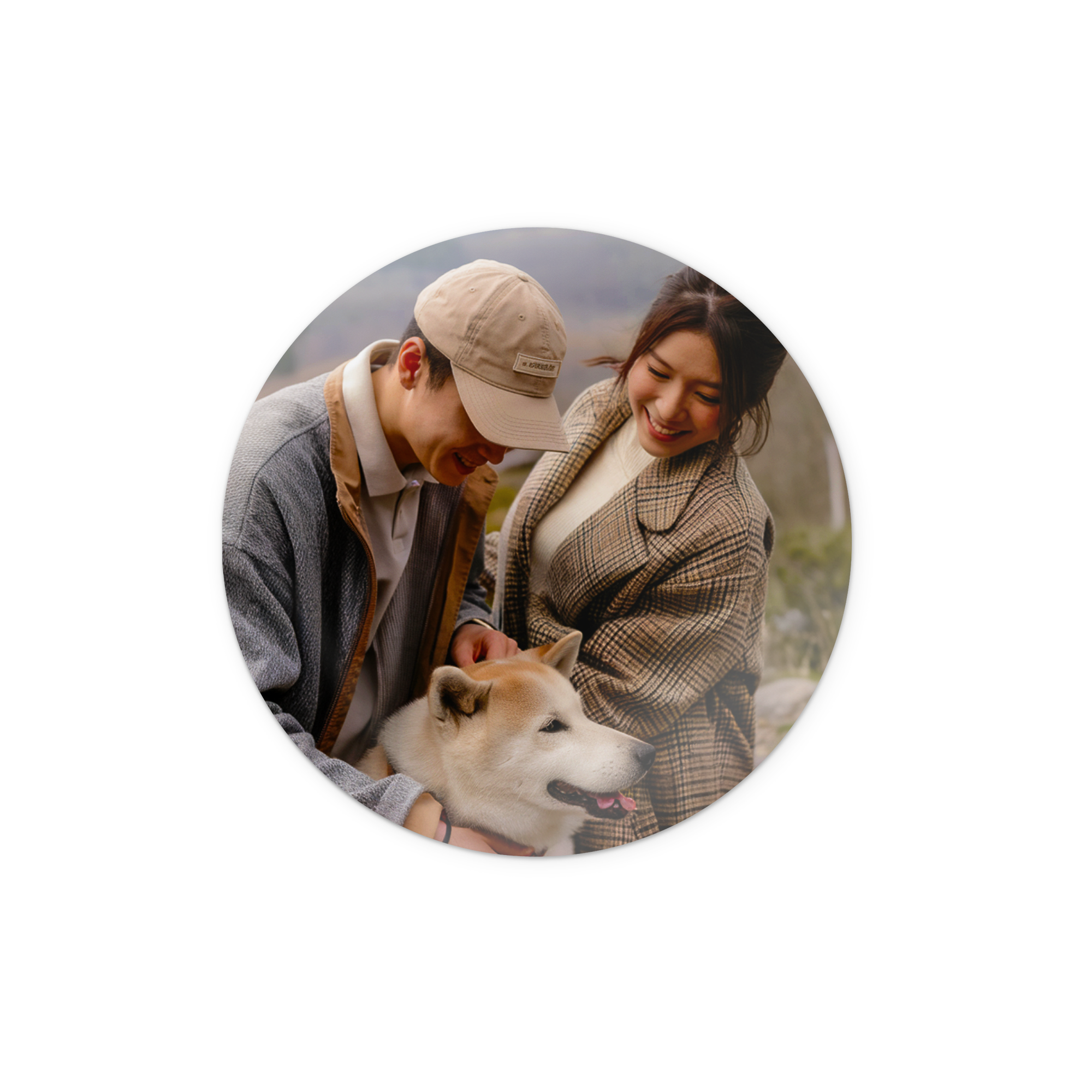 Rund väggkonstpanel i trä med personligt foto av ett par och en hund, en unik väggdekoration.