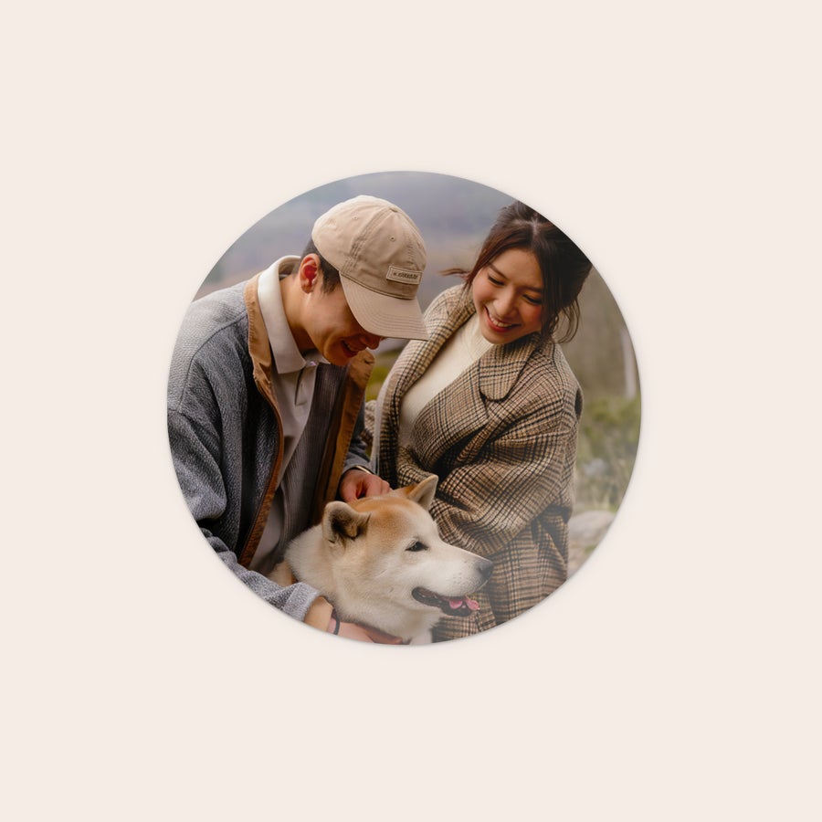 Personlig väggkonstpanel Rund väggkonstpanel i trä med personligt foto av ett par och en hund, en unik väggdekoration.