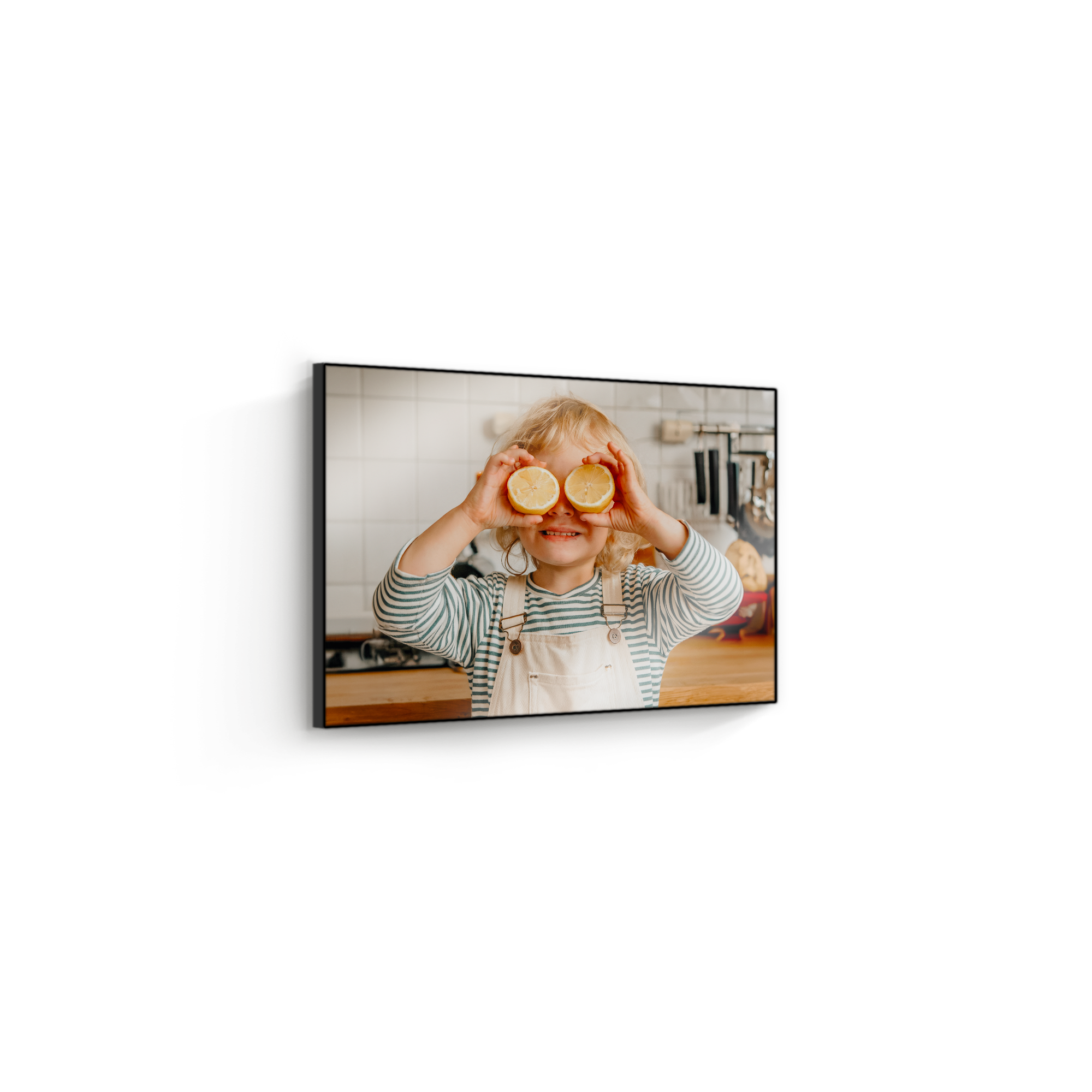 Panou foto din lemn ChromaLuxe, imprimat cu o fotografie personalizată a unui copil cu lămâi, ideal pentru a surprinde pe oricine.