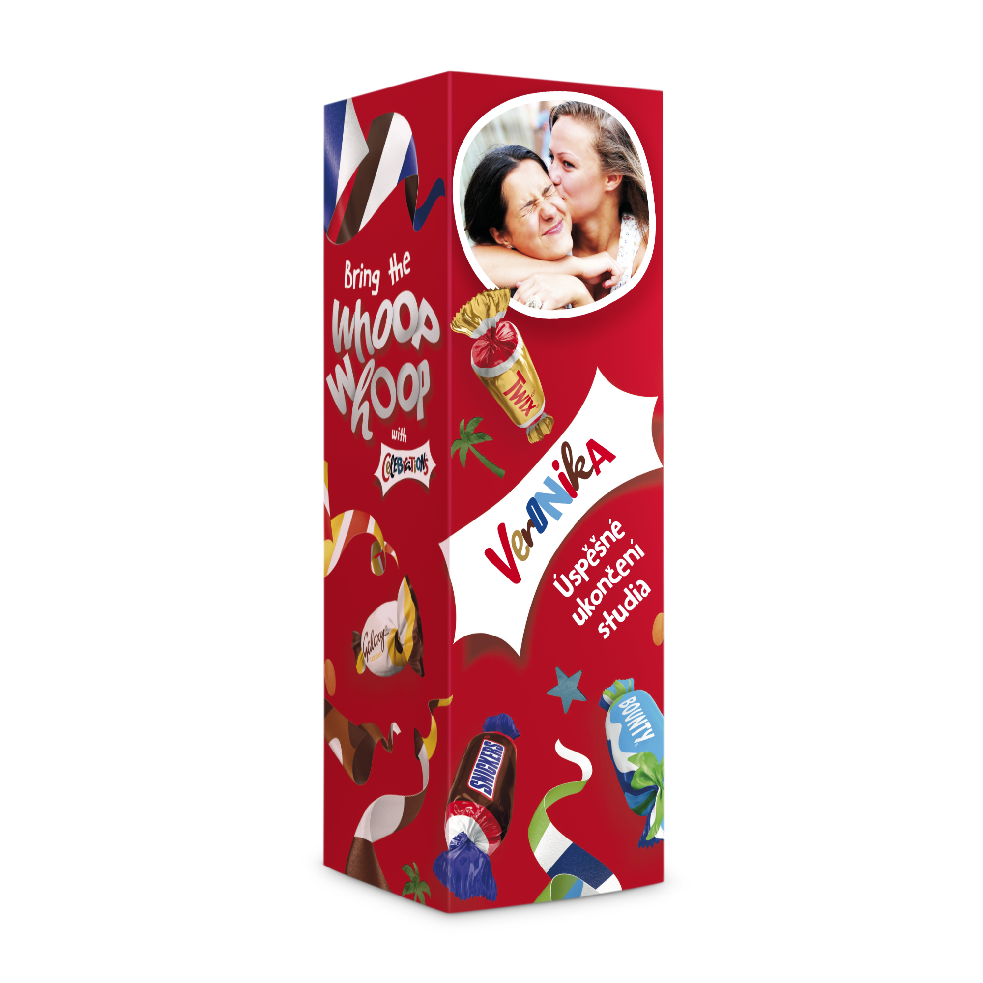 Dárková láhev Celebrations se sladkostmi, s fotografií a jménem Veronika, potištěná gratulací k úspěšnému ukončení studia.