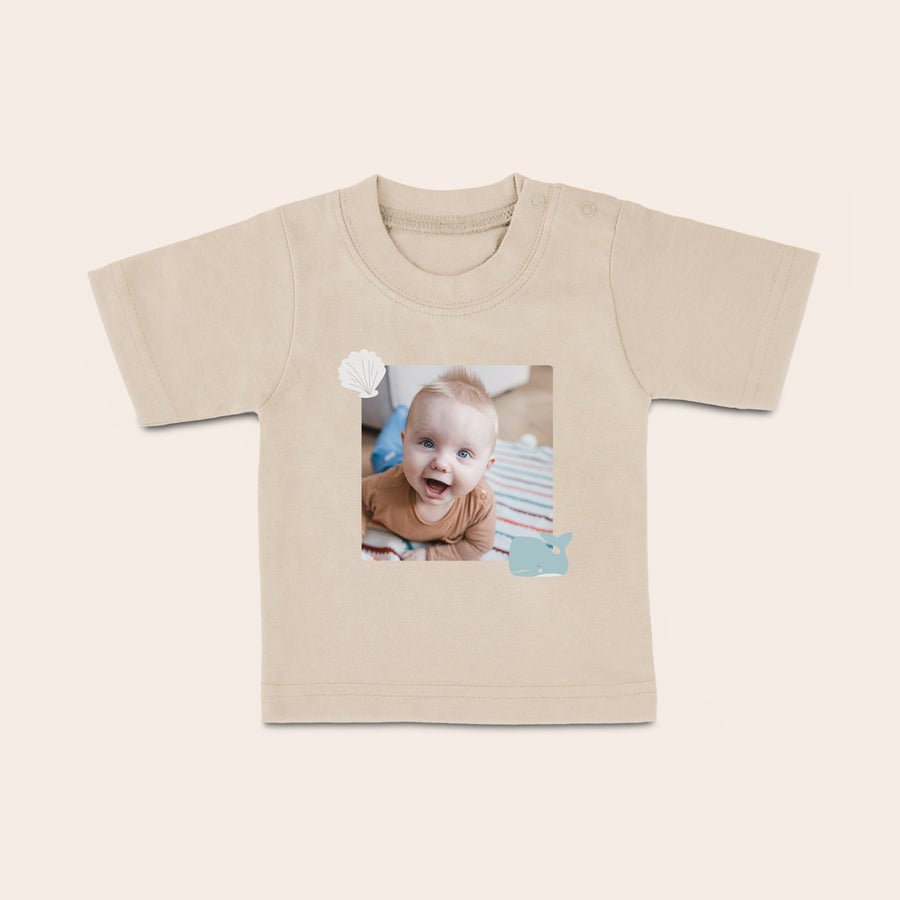 Baby T-shirt Ljusbrun babyskjorta med tryckt bild av ett leende barn och en val, för ditt lilla barn