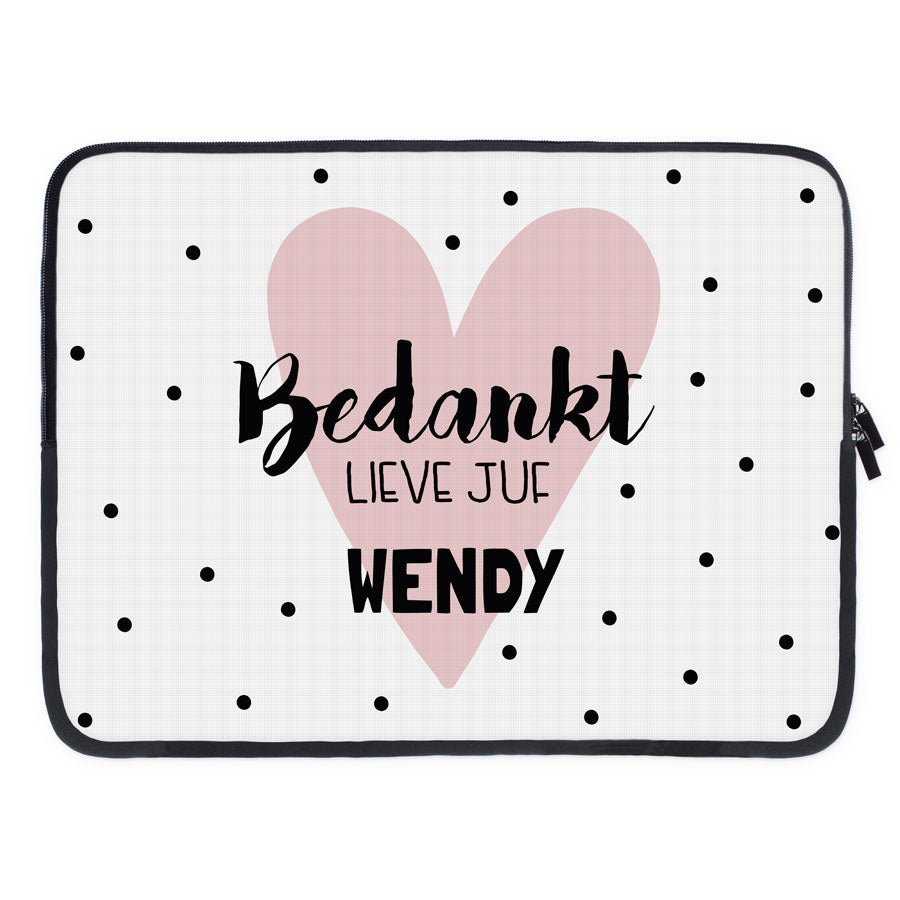 Witte bedrukte laptophoes met roze hart, zwarte stippen en de tekst Bedankt Lieve Juf Wendy
