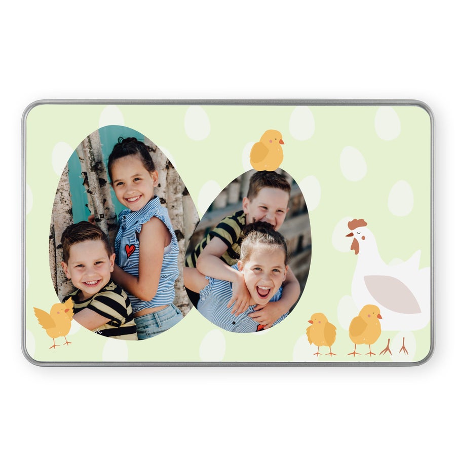 Eine Geschenkdose mit Foto für deine Süßigkeiten, bedruckt mit zwei Kinderfotos und Hühner-Design
