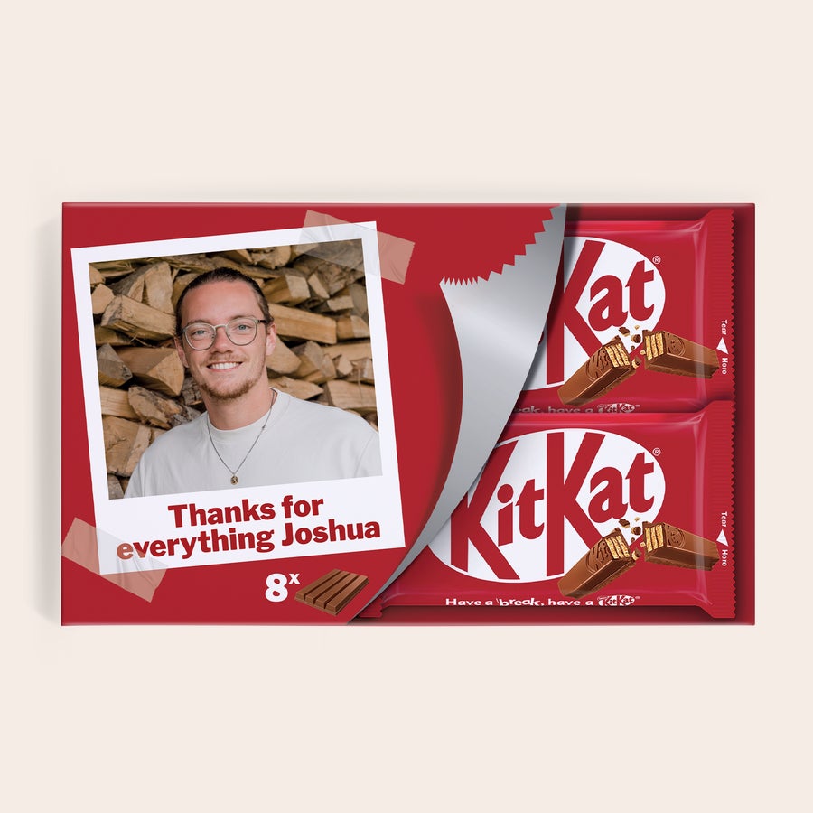 Personalizovaná Darčeková Krabica - KitKat KitKat darčekové balenie s menom Joshua a vytlačenou fotografiou muža, obsahuje 8 tyčiniek
