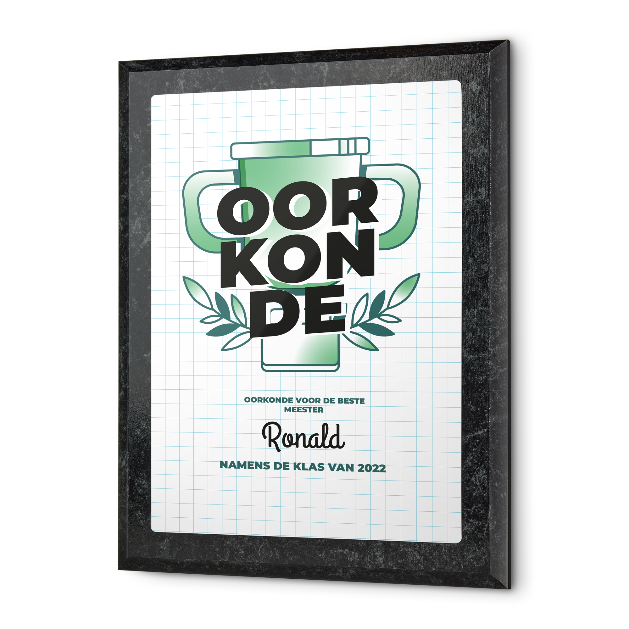 Houten oorkonde met de tekst Oorkonde voor de beste meester, Ronald, namens de klas van 2022, gedrukt met school thema