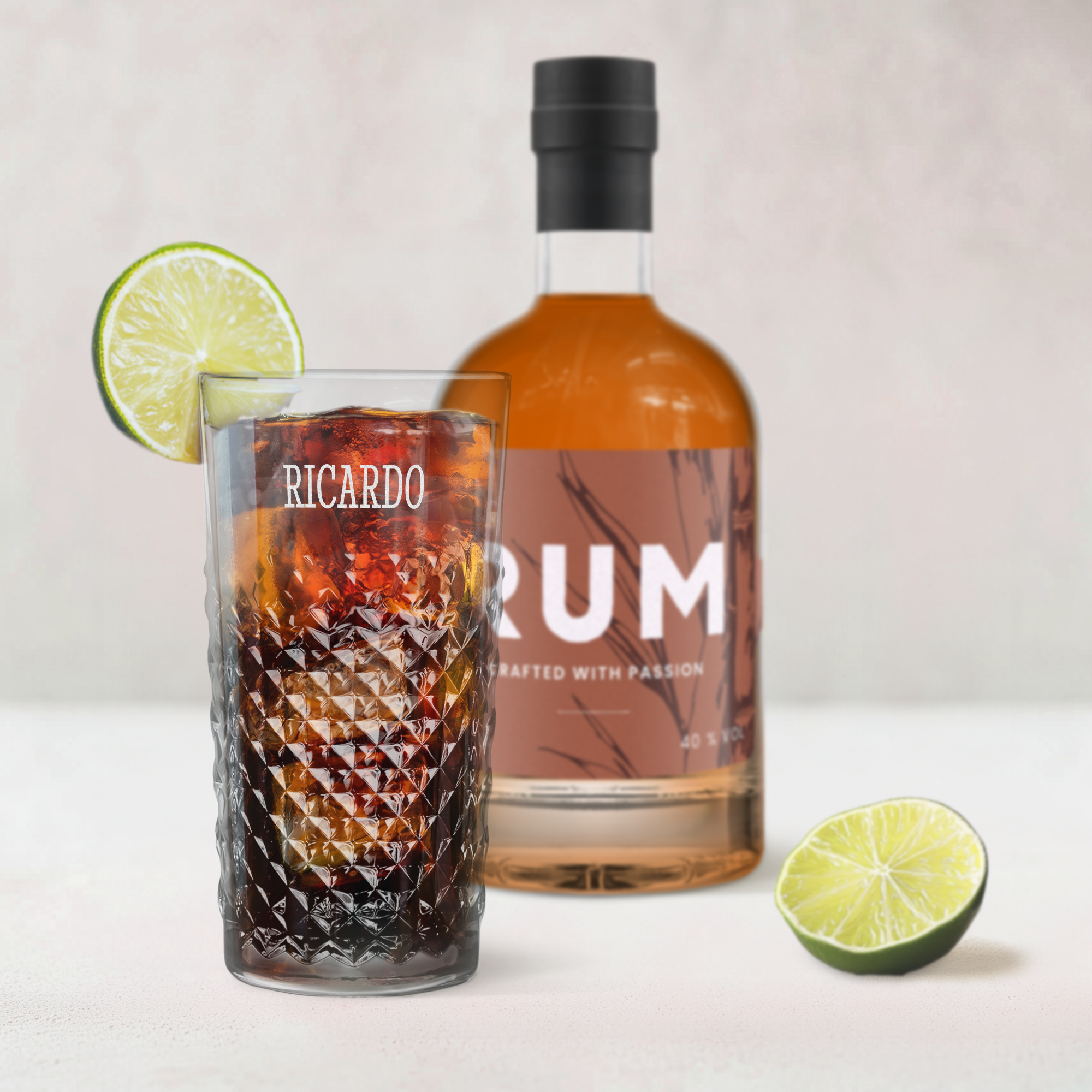 Dunkles Rum Geschenkset mit einem Glas gefüllt mit Rum und Eis, einer Limettenscheibe und personalisiert mit dem Namen Ricardo