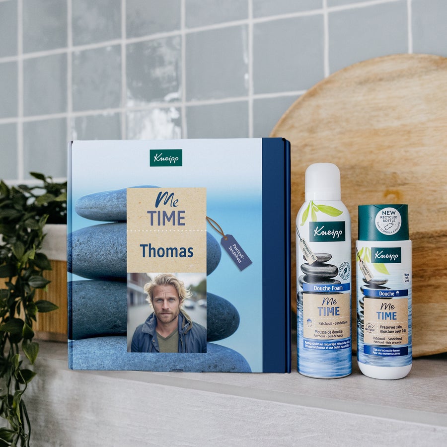 Caja de regalo personalizada Kneipp Me-Time - Diseño Kneipp Caja de regalo personalizada con foto de "Thomas", espuma y gel de ducha Kneipp para una experiencia de spa.