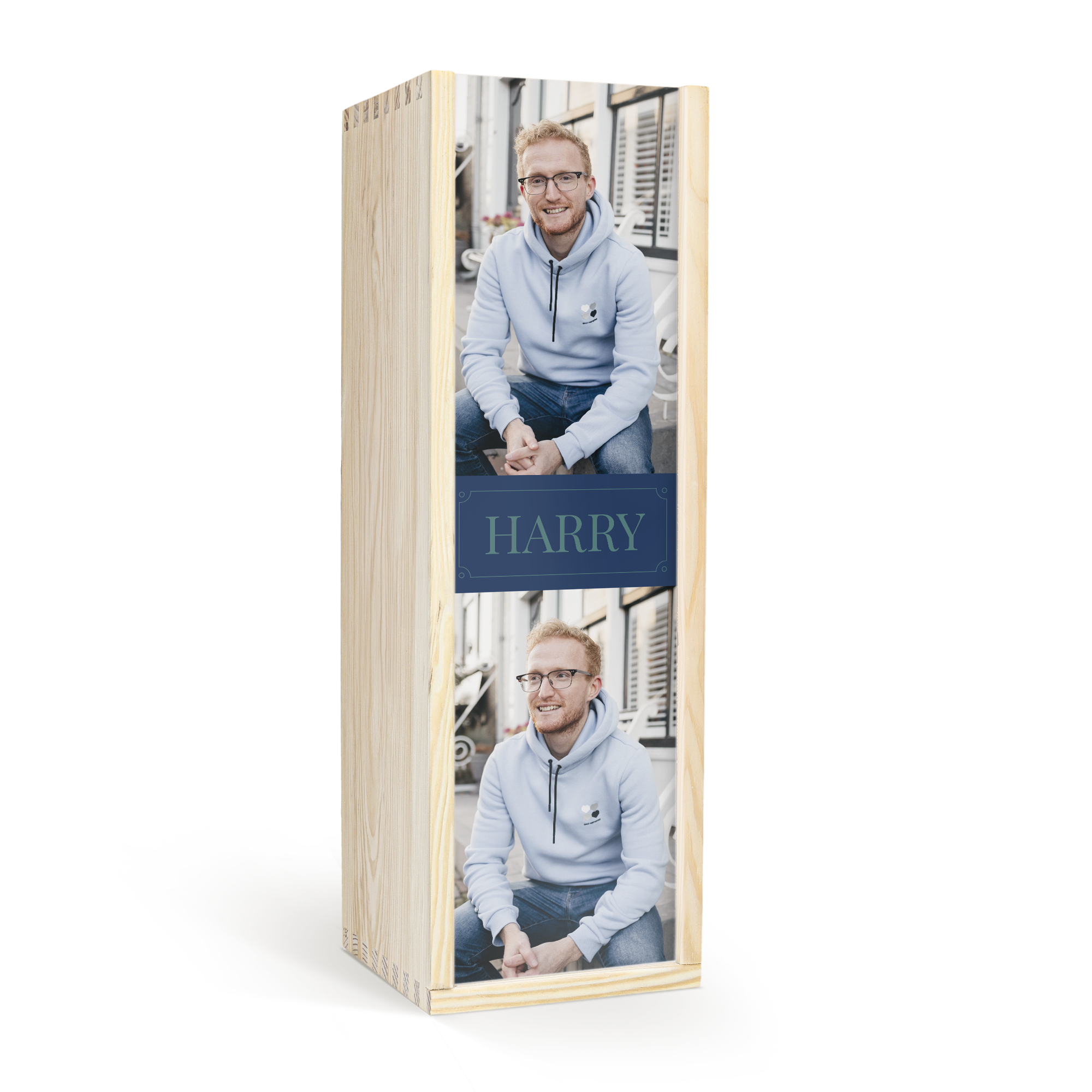 Personalizovaný drevený kufrík s potlačou fotografie muža a menom Harry, ideálny pre prekvapenie s fľašou whisky.