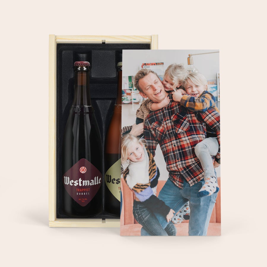 Confezione Birra Personalizzata Festa del Papà - Westmalle Cofanetto in legno personalizzato per la Festa del Papà con foto stampata di un papà e due bambini e bottiglie di birra Westmalle.