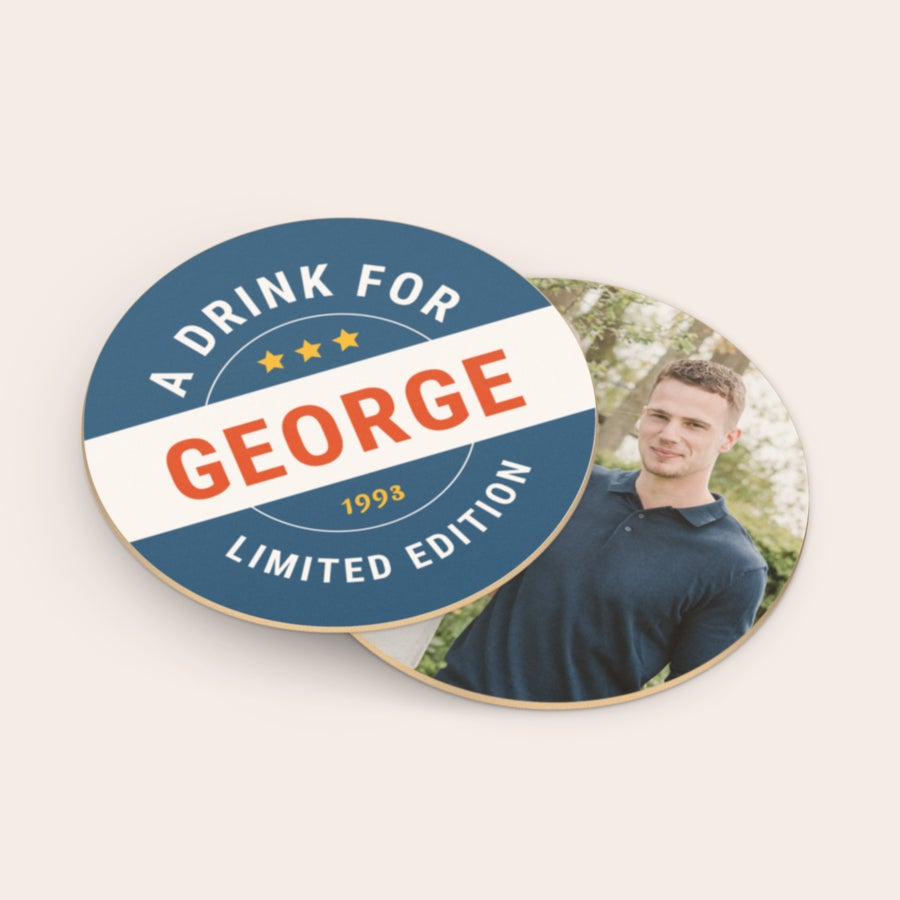 Posavasos personalizados Dos posavasos de cerveza personalizados con foto y texto "A drink for George Limited Edition 1993" impresos.