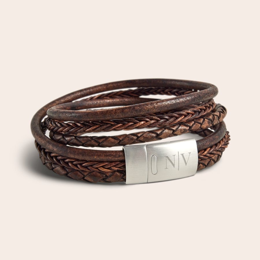 Pulsera de cuero de lujo grabada Pulsera de cuero marrón para hombre, grabada con las iniciales NV en el cierre metálico.