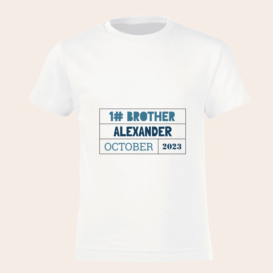 Camiseta personalizada - Hermano / hermana mayor Camiseta blanca de algodón impresa con "1# BROTHER Alexander October 2023", ideal para anuncio de embarazo con hermano o hermana mayor.