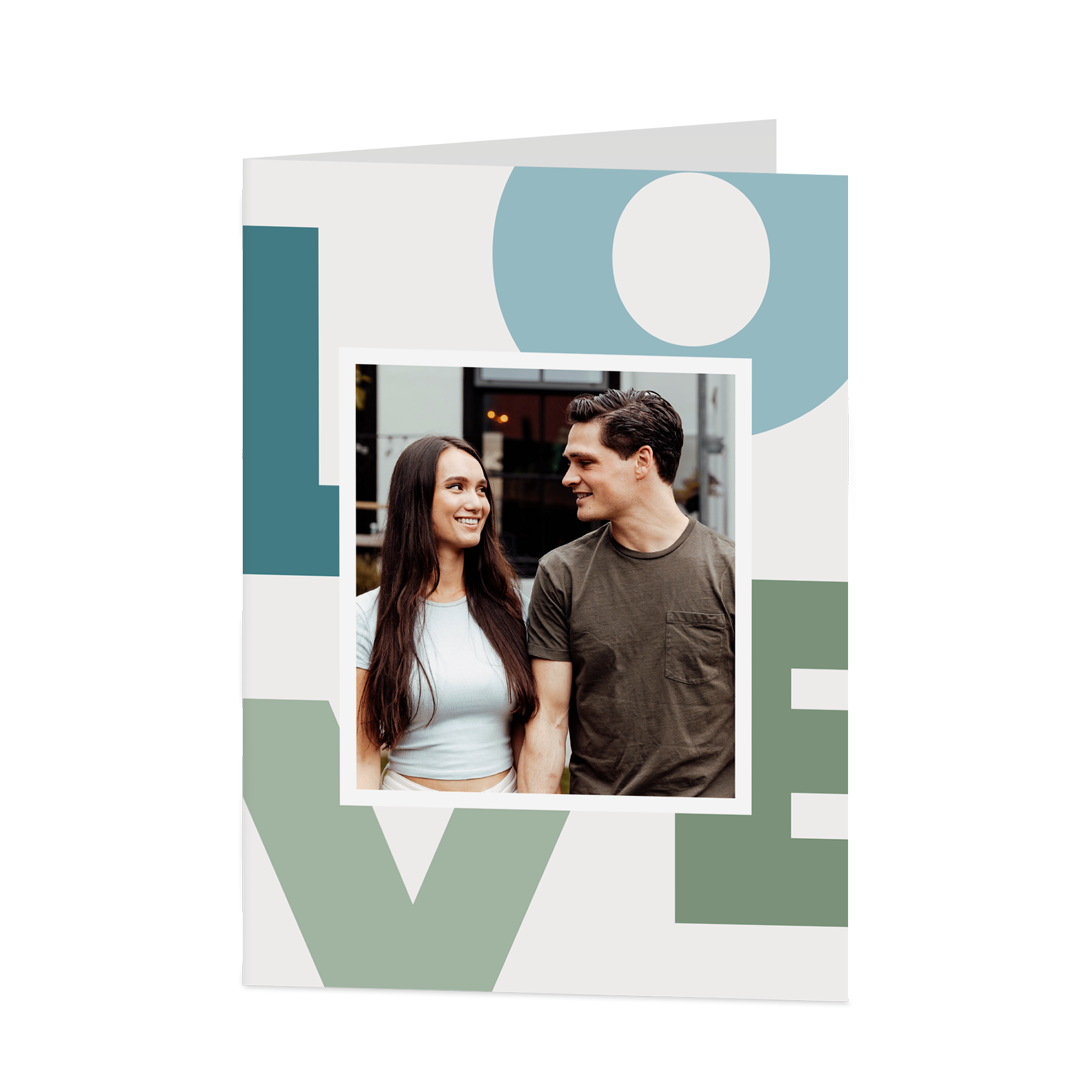Et personligt billedkort med parbillede, trykt med teksten LOVE i grønne og blå farver, perfekt til enhver anledning