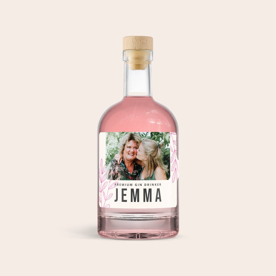 Personalisierter Pink Gin Personalisierter Pink Gin mit gedrucktem Foto zweier Frauen und dem Namen Jemma auf dem Etikett.
