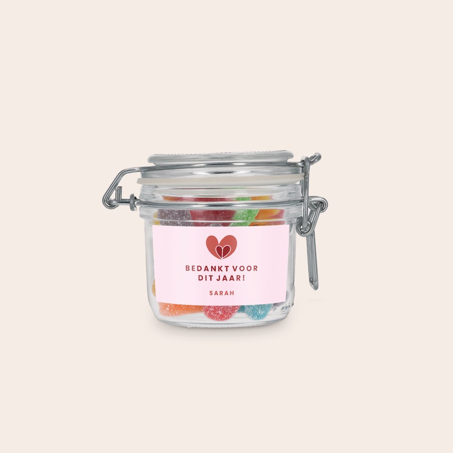 Snoeppot bedrukken Gepersonaliseerde zoetpot met zure sticks, bedrukt met een roze etiket inclusief hartje, "Bedankt voor dit jaar!" en de naam Sarah