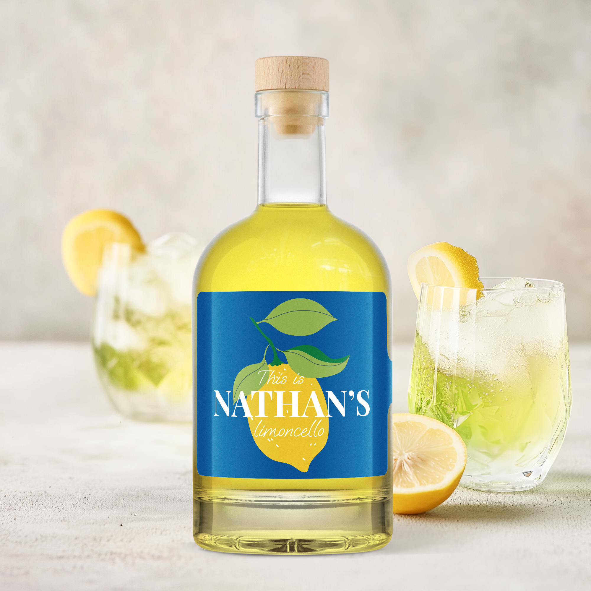Bouteille de Limoncello personnalisée avec étiquette bleue imprimée avec le nom Nathan et un citron