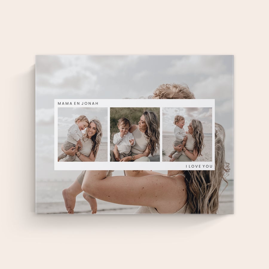 Foto op canvas Canvas met collage van moeder en kind op het strand, gepersonaliseerd met de tekst Mama en Jonah en I Love You. Wij drukken jouw mooiste foto op een canvas van echt schilderslinnen.